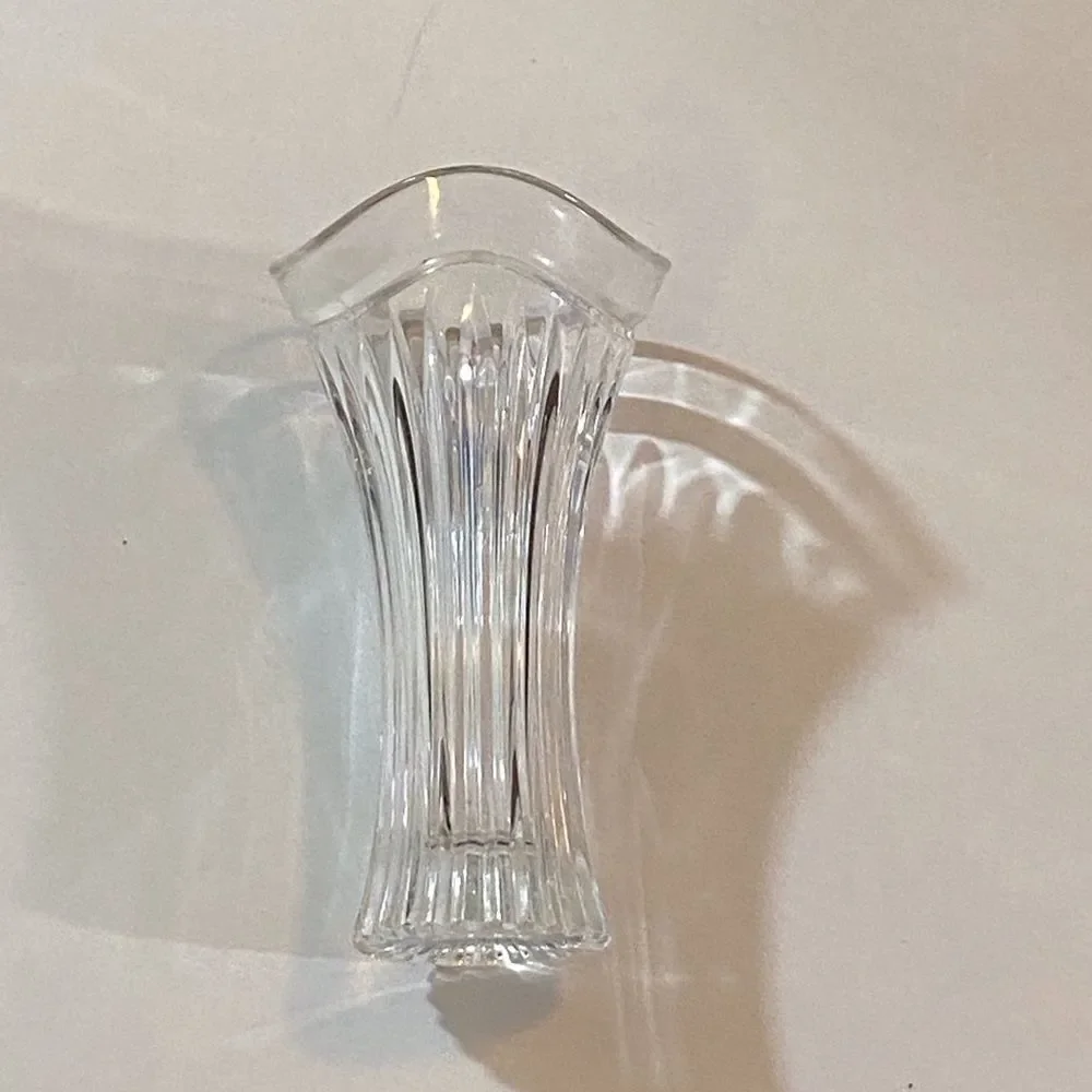 Vintage Elegant Clear Glass Flower Vase - Picture 6 of 8